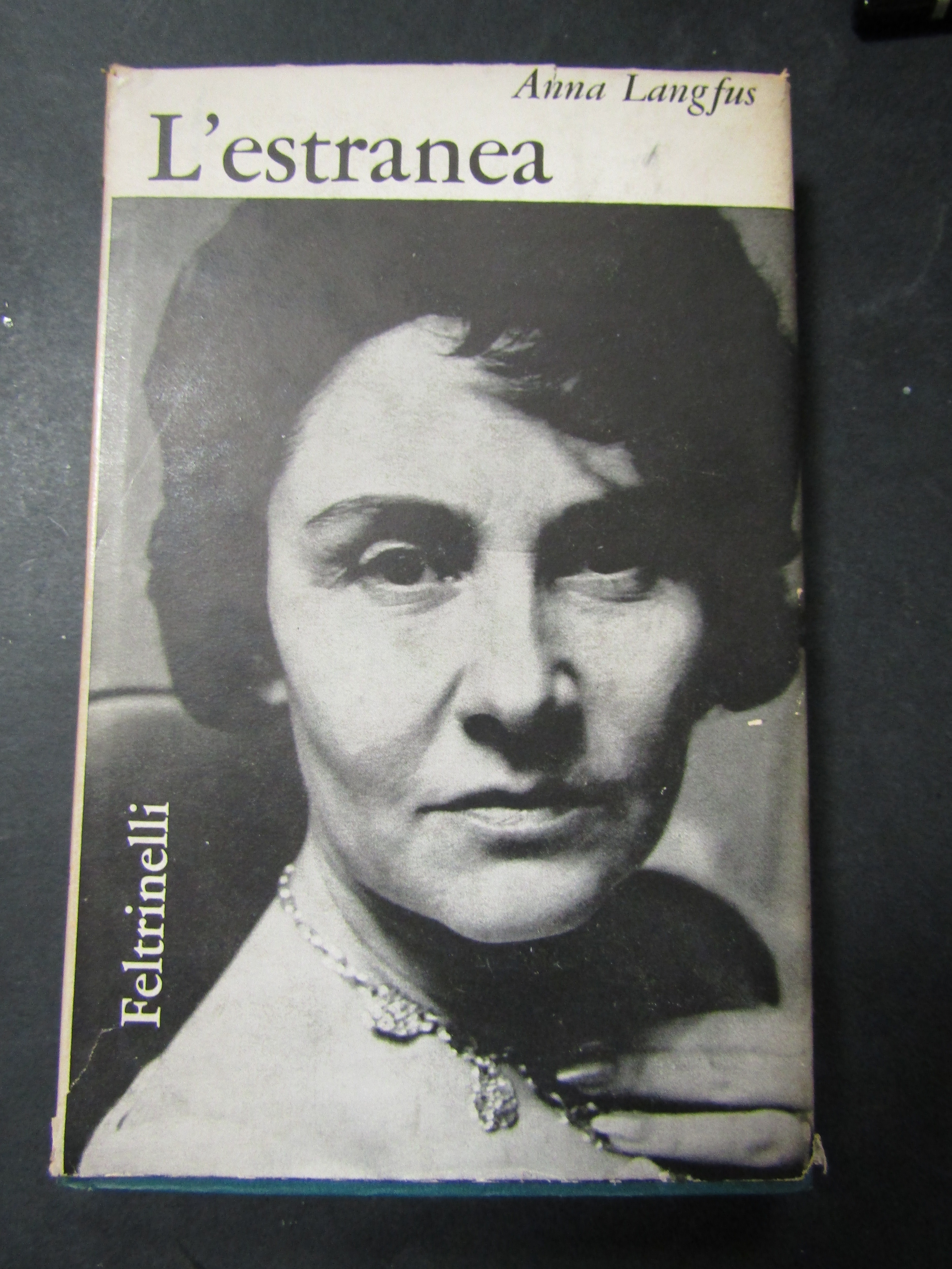 Langfus Anna. L'estranea. Feltrinelli. 1963