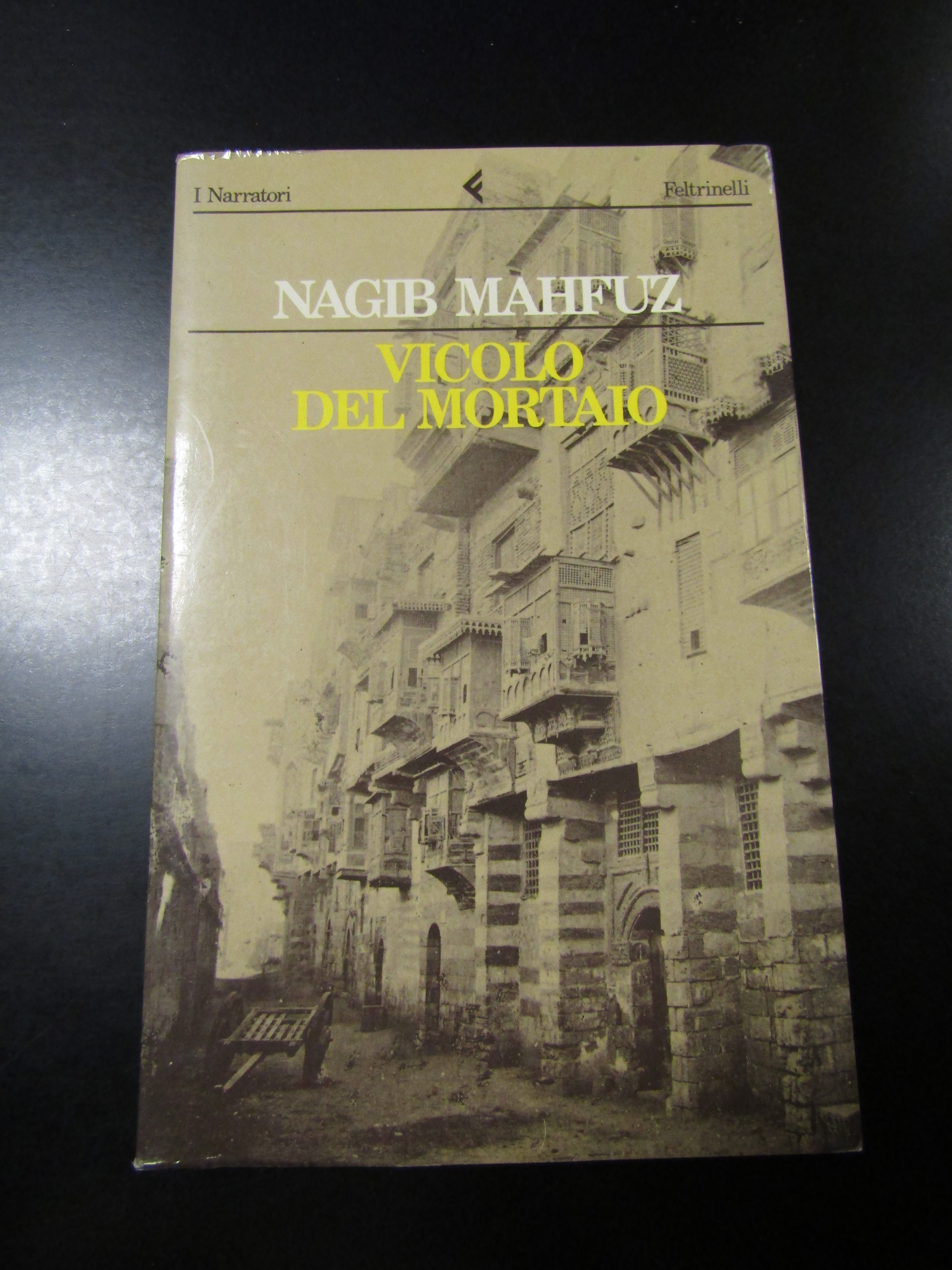 Mahfuz Nagib. Vicolo del mortaio. Feltrinelli 1989.