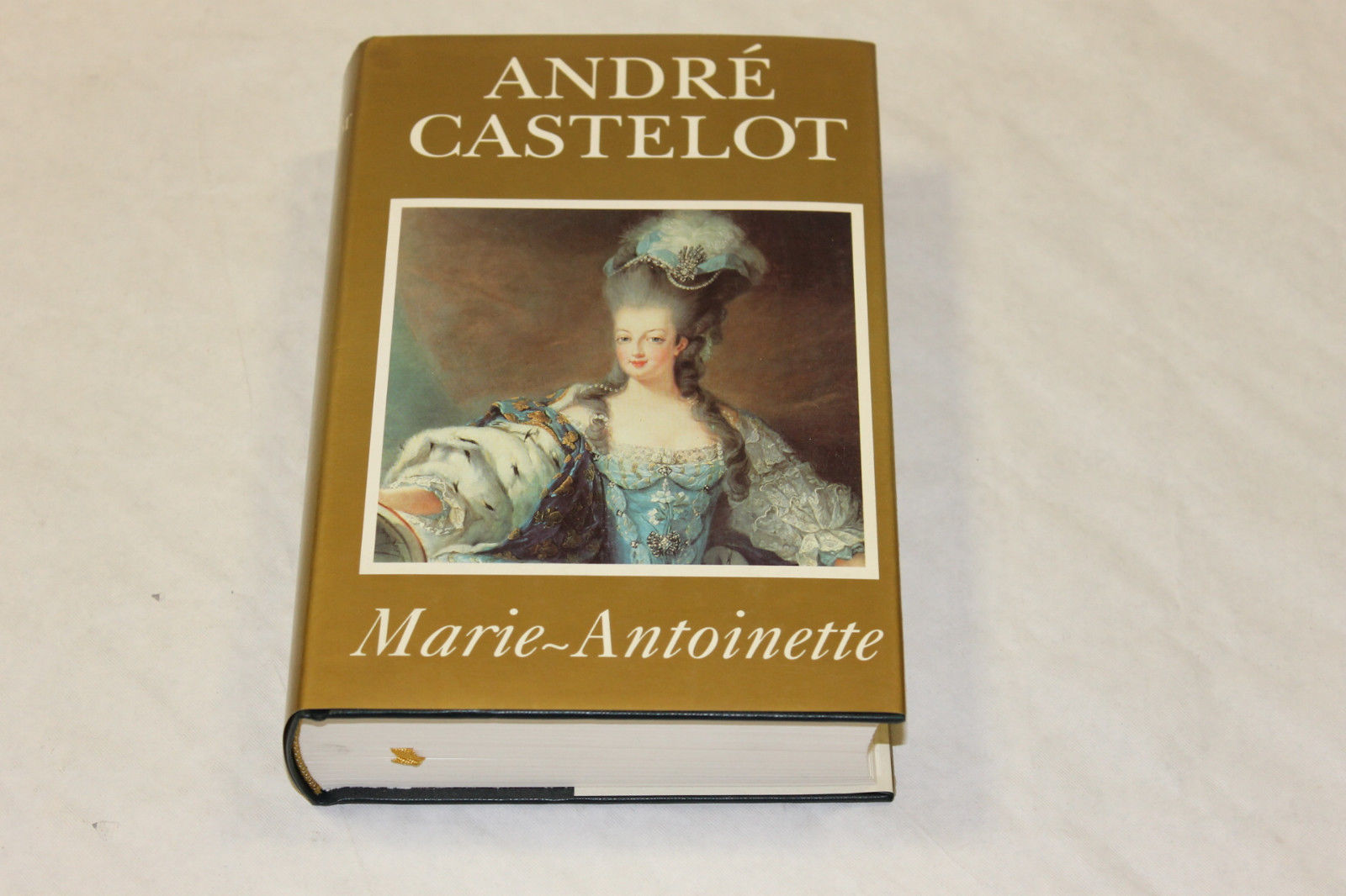 Castelot, André. Marie Antoinette Paris Perrin, 1962