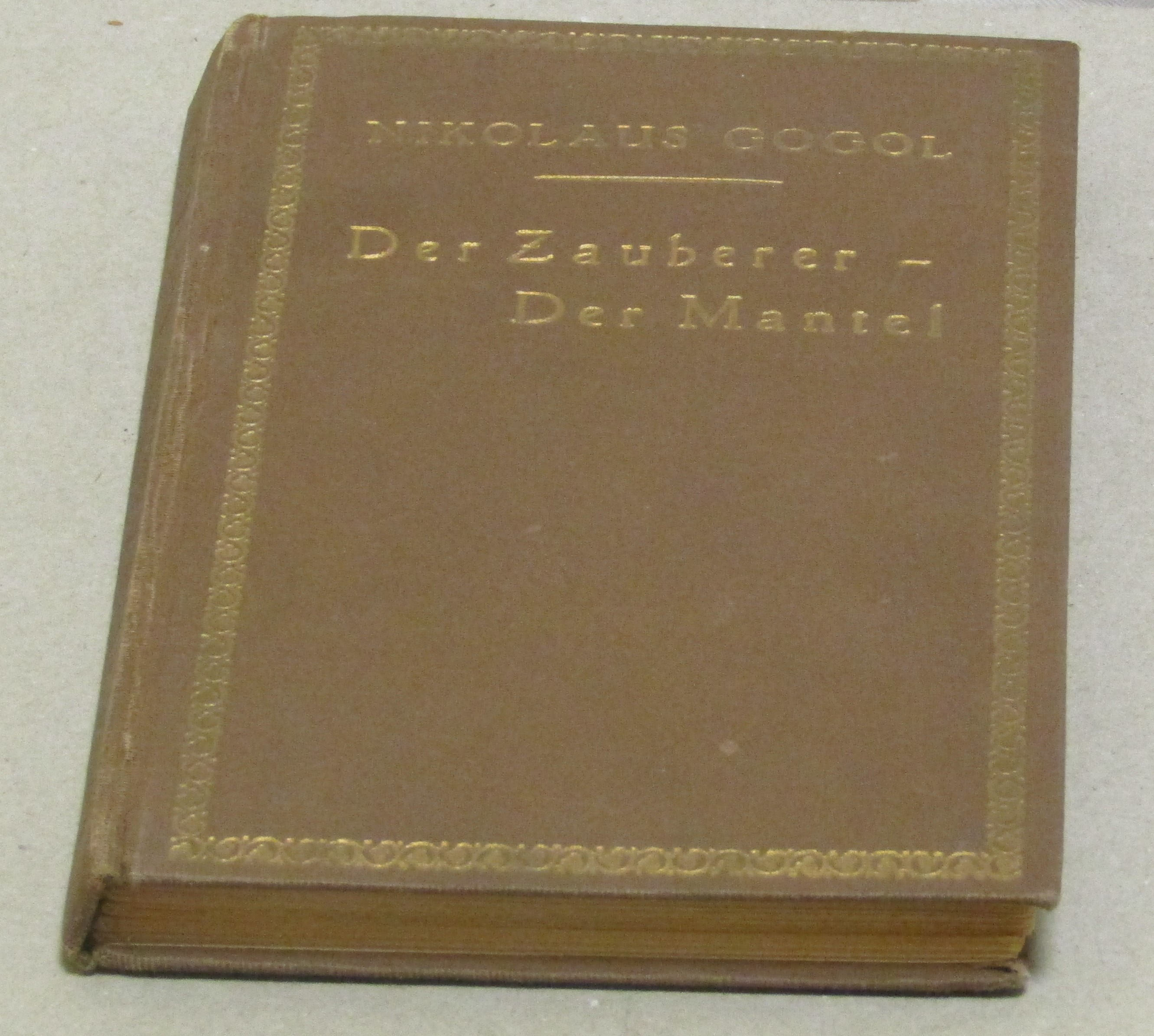Nikolaus Gogol. Zwei Novellen (due racconti). Der Zauberer (il mago) …
