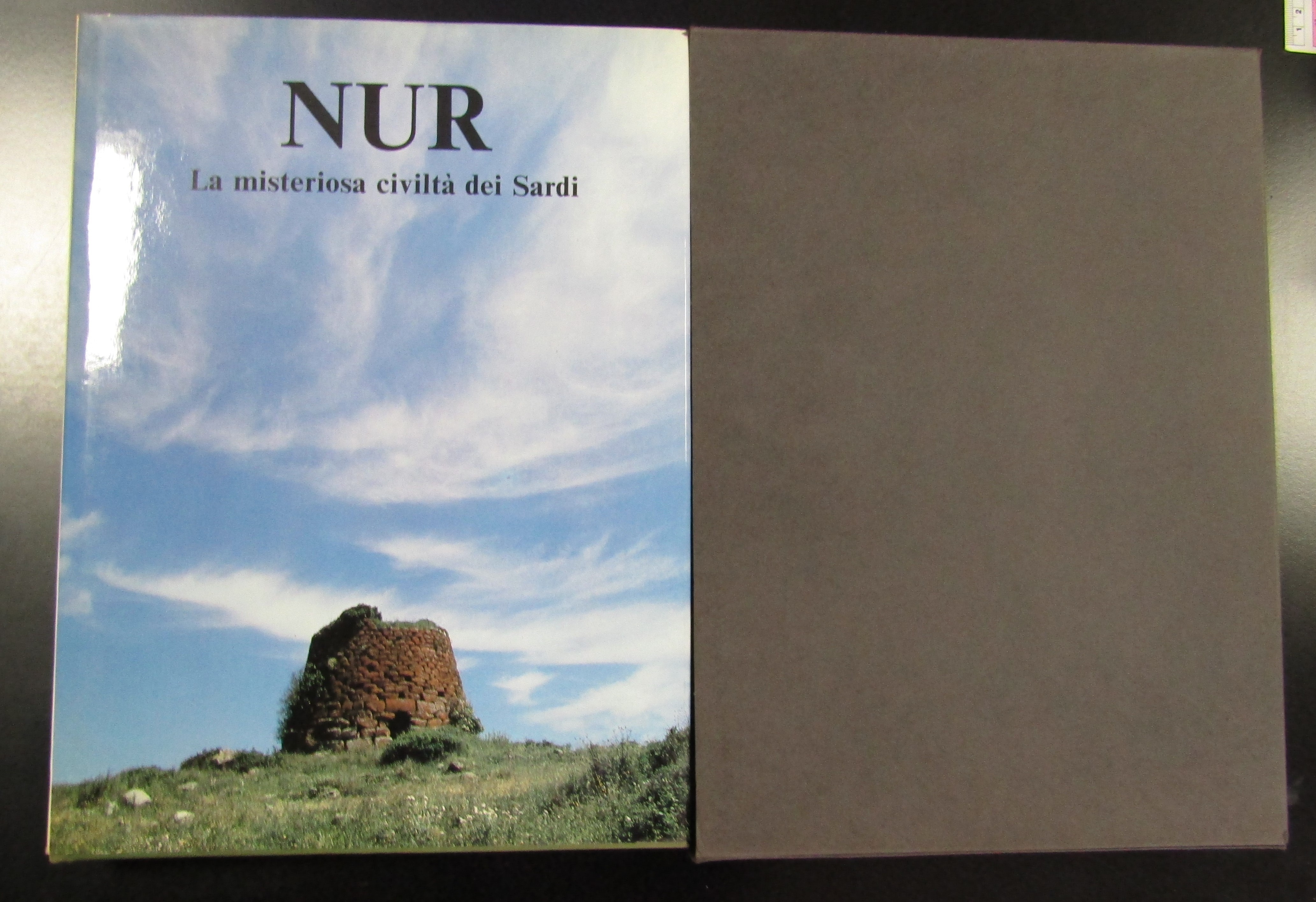 NUR. La misteriosa civiltà dei Sardi. Cariplo 1980. Con cofanetto.