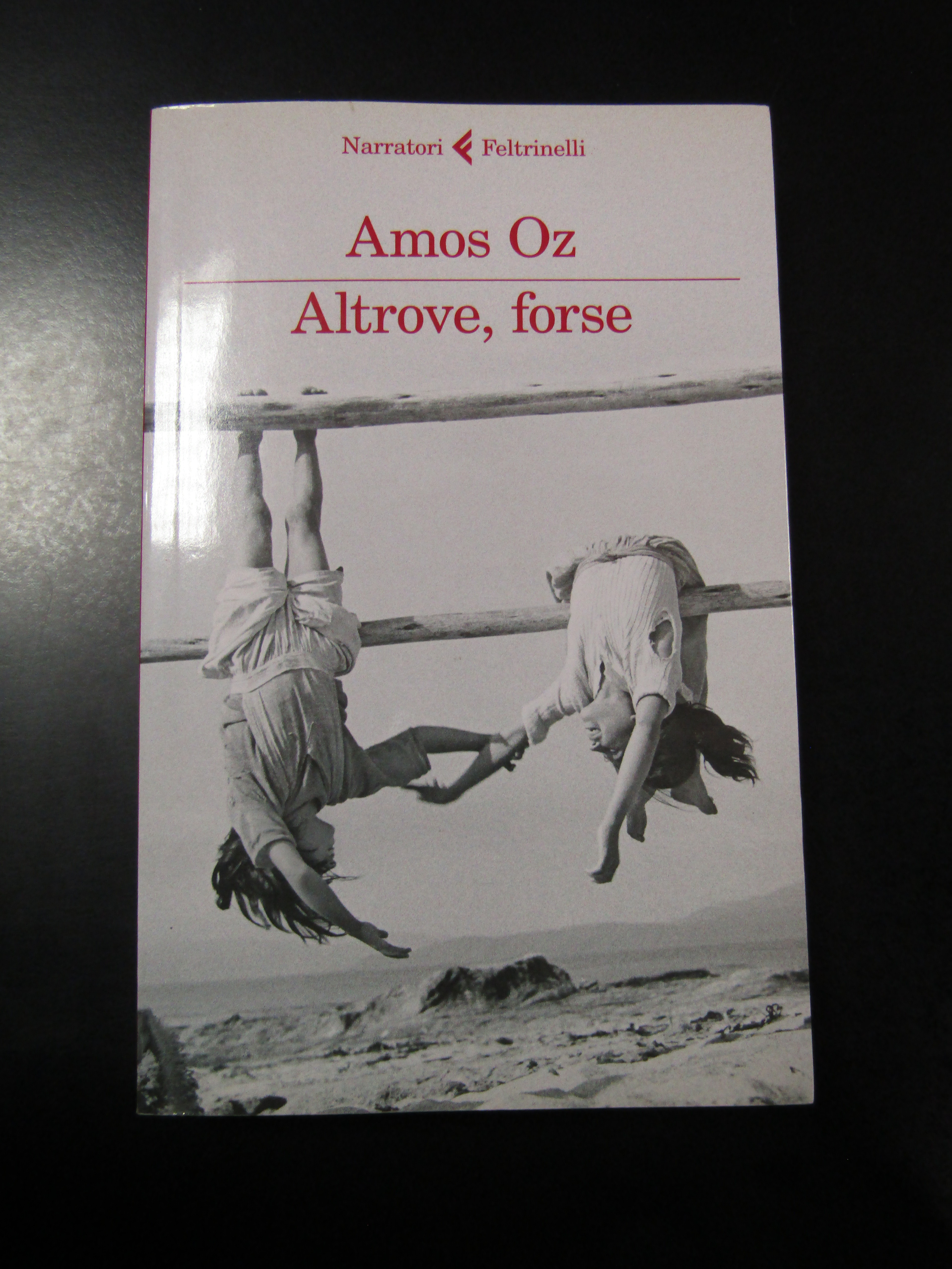 Oz Amos. Altrove, forse. Feltrinelli 2015 - I.