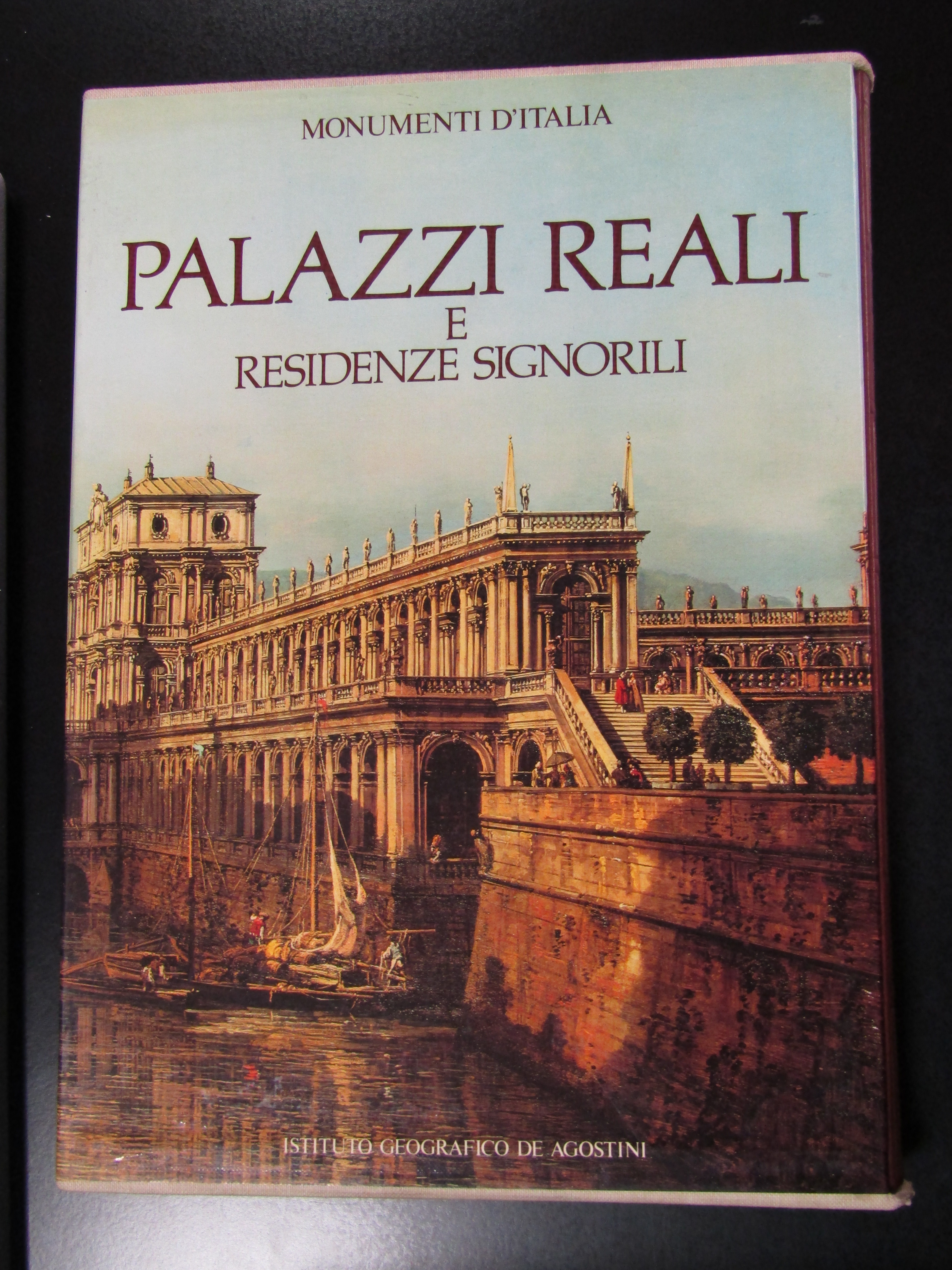 Palazzi reali e residenza signorili. De Agostini 1986. Con cofanetto.
