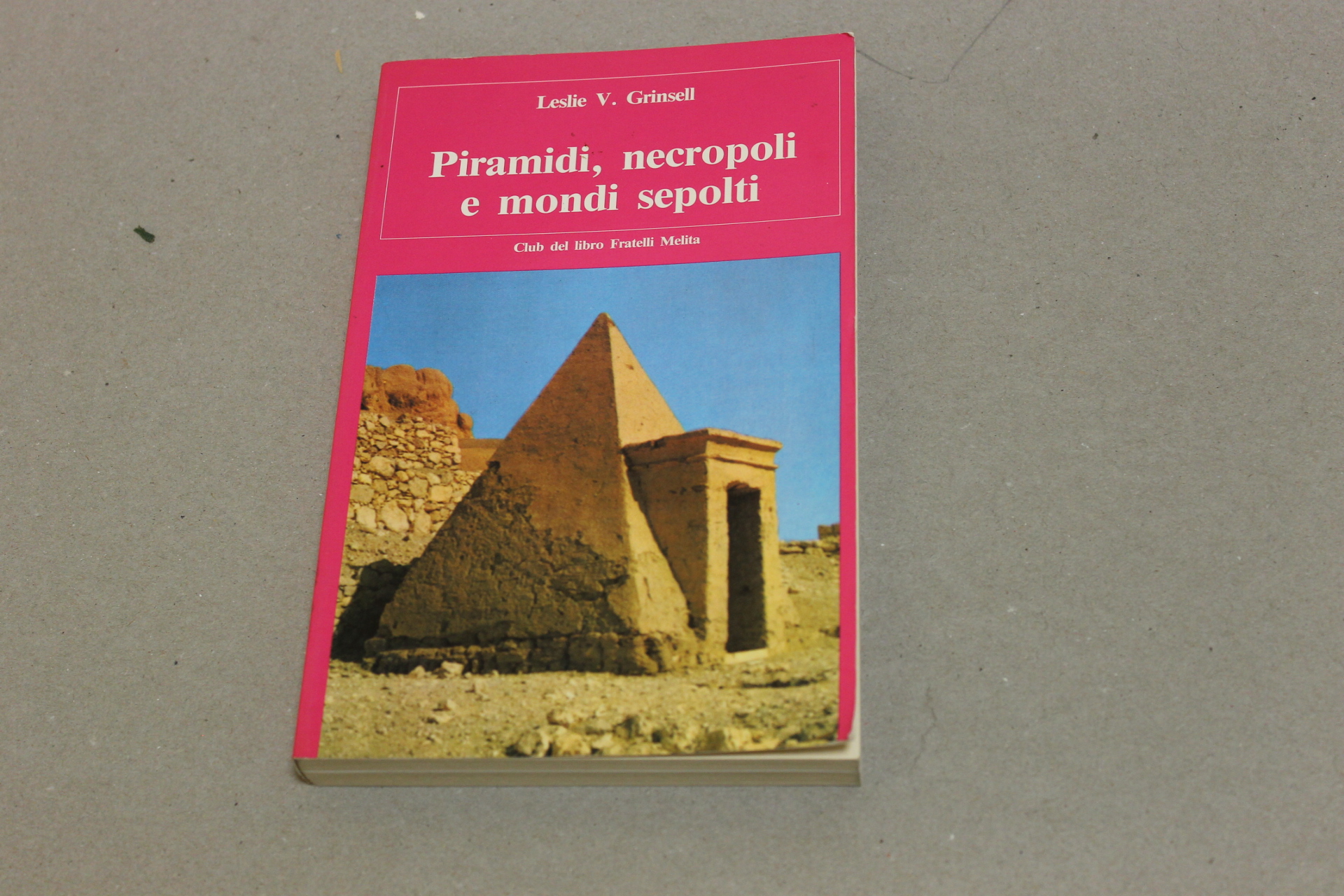 Piramidi, necropoli e mondi sepolti