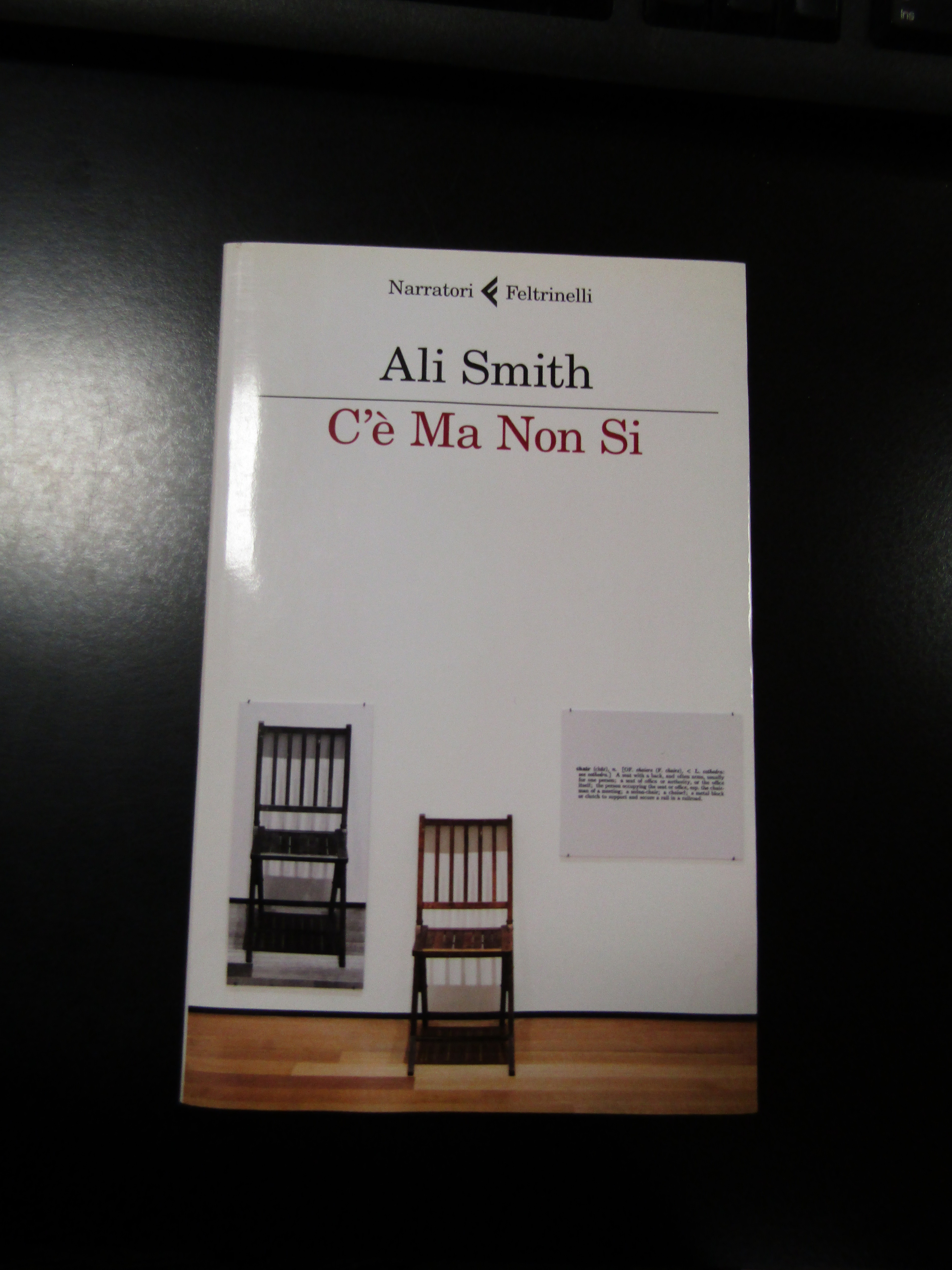 Smith Ali. C'è Ma Non Si. Feltrinelli 2012.