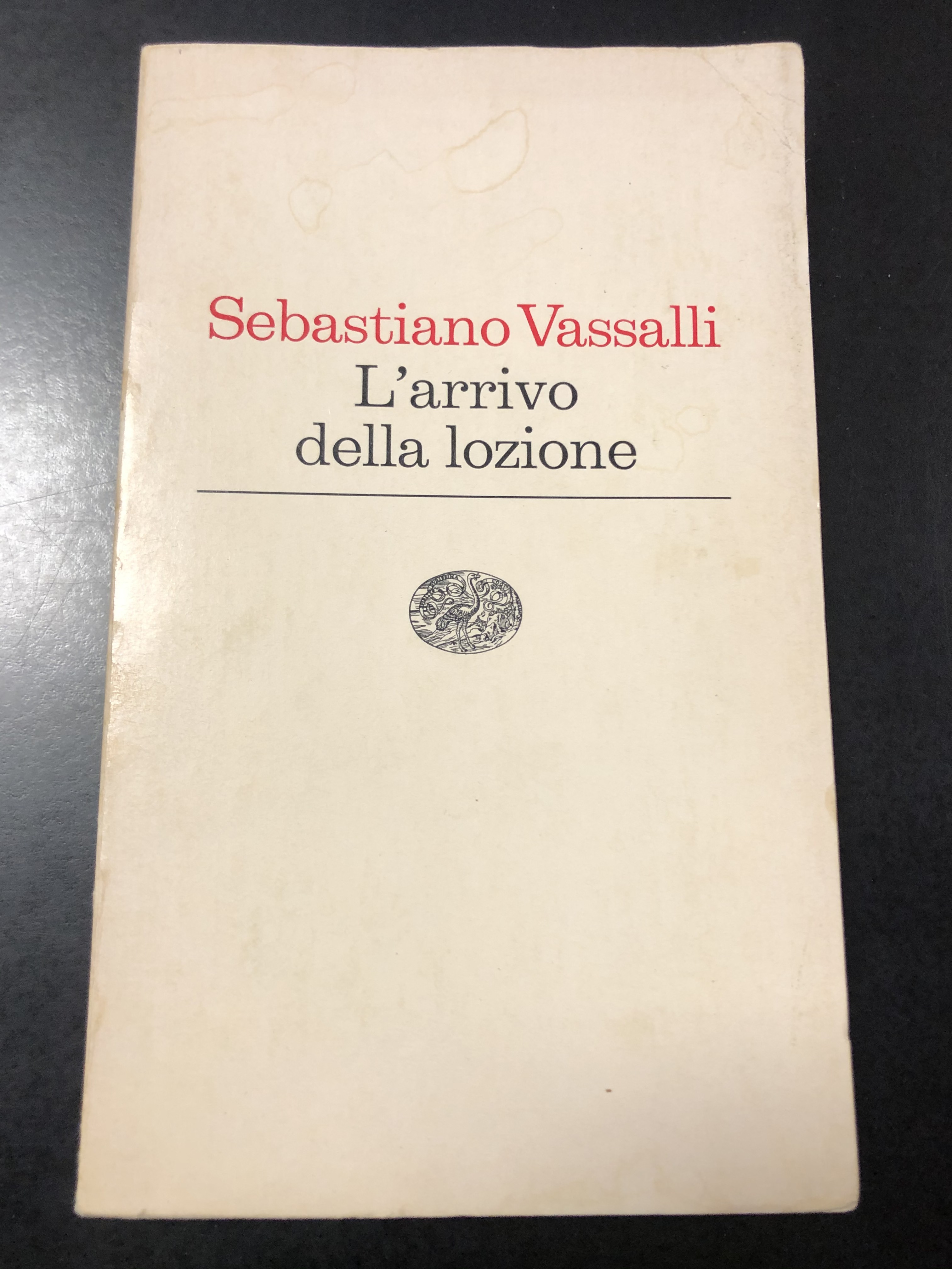 Vassalli Sebastiano. L'arrivo della lozione. Einaudi 1976.