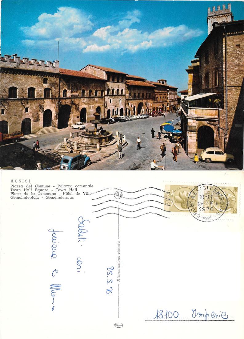 Assisi. Piazza del Comune. Palazzo comunale. Viaggiata 1976. Animata, auto