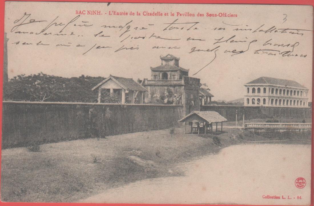 Bac Ninh (Vietnam). L'entrèe de la citadelle et le pavillon.... …