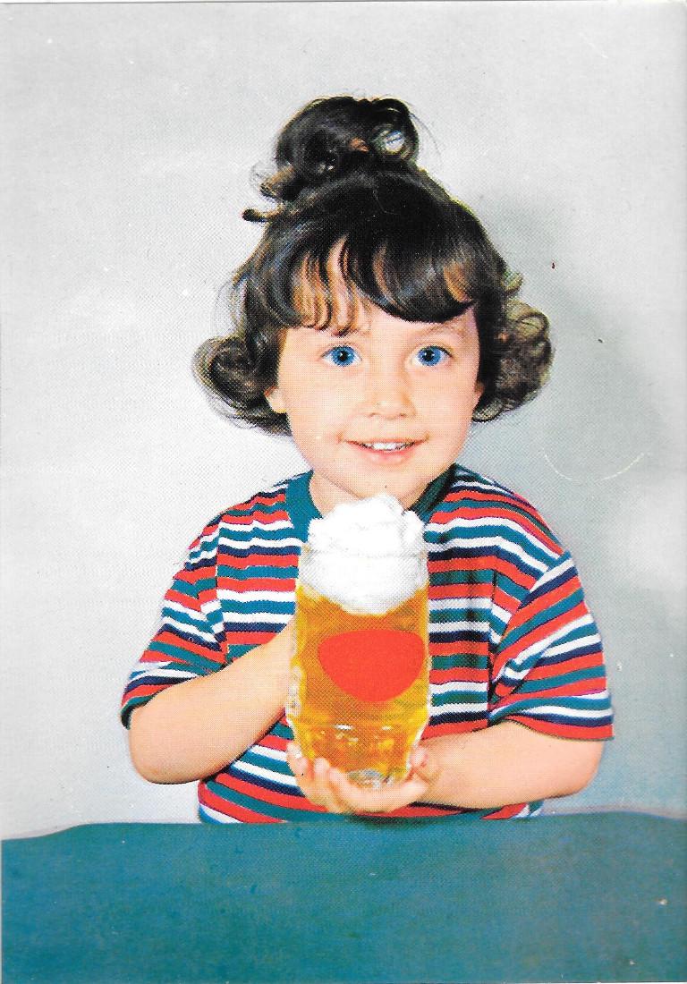 Bambina con boccale di birra. Non viaggiata