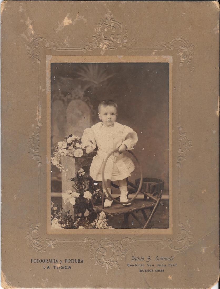 Bambino con cerchio. Foto P.S. Schmidt, Buenos Ayres