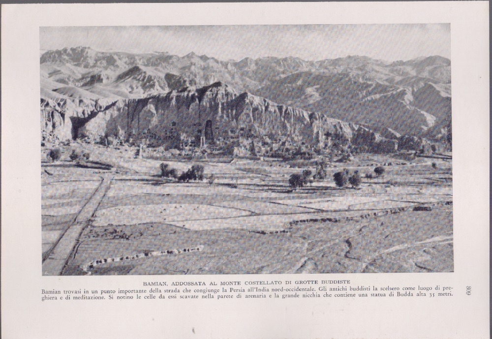 Bamian, addossata al monte costellato di grotte Buddiste. Immagine 1940