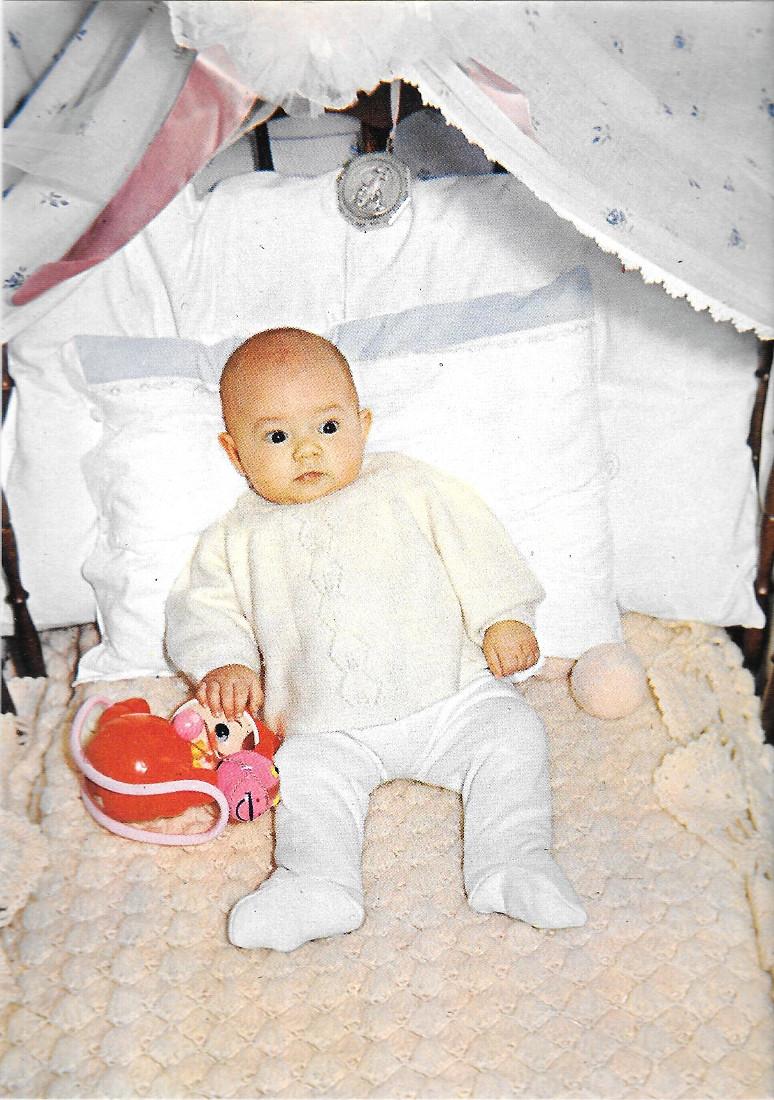 Bimbo nel lettino con gioco rosso. Non viaggiata