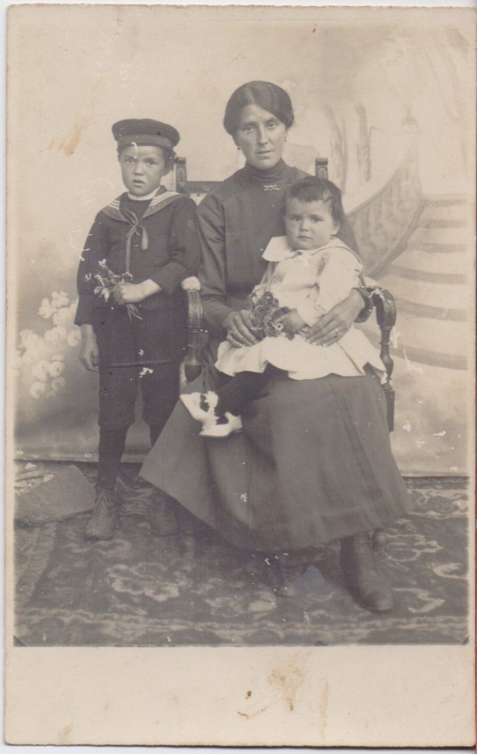 Cartolina - Madre con figli