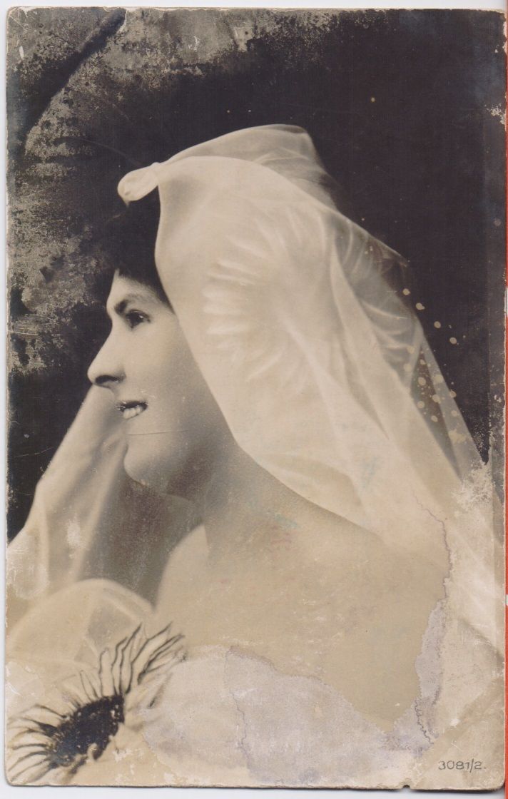 Cartolina - Ragazza con velo