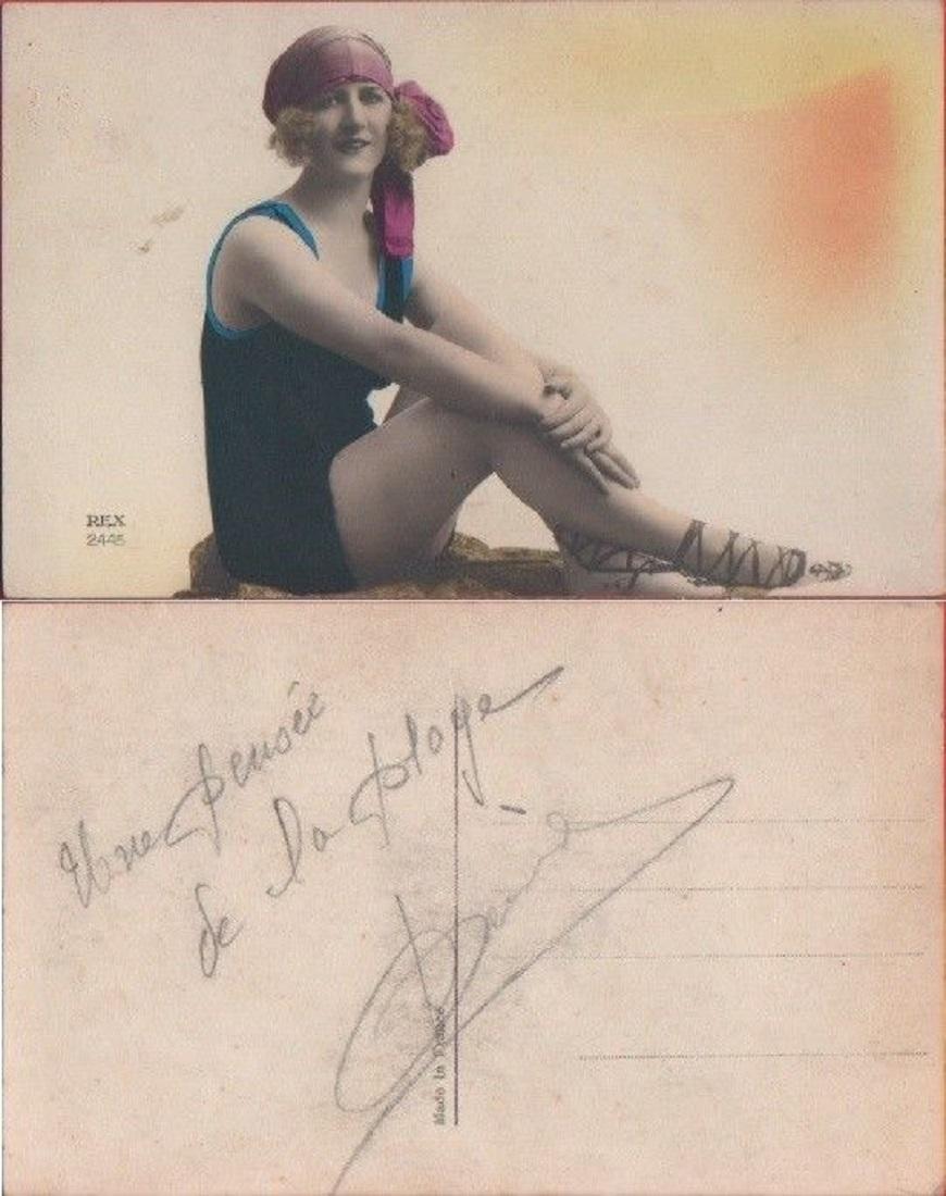 Cartolina - Ragazza in costume da bagno. Colorata