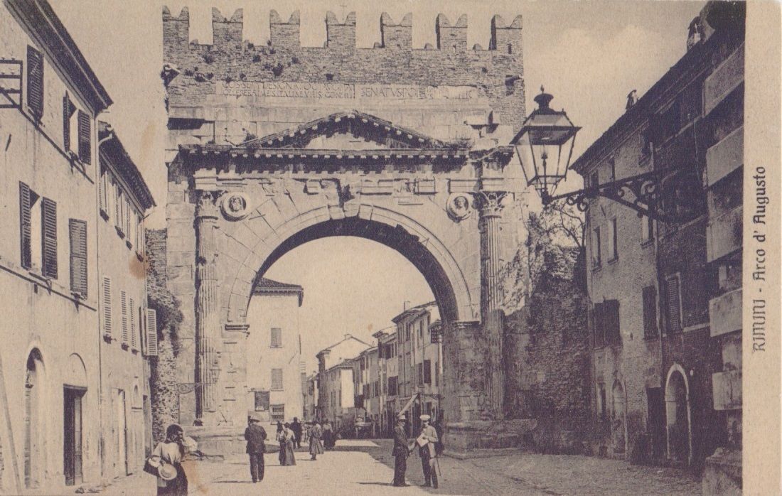 Cartolina -Rimini. Arco d'Augusto. Primi '900. Animata
