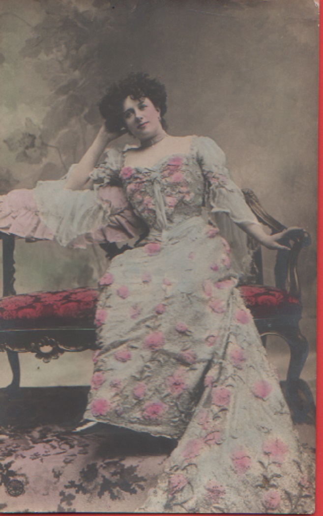 Cartolina. Ragazza con vestito a fiori - No viaggiata, originale