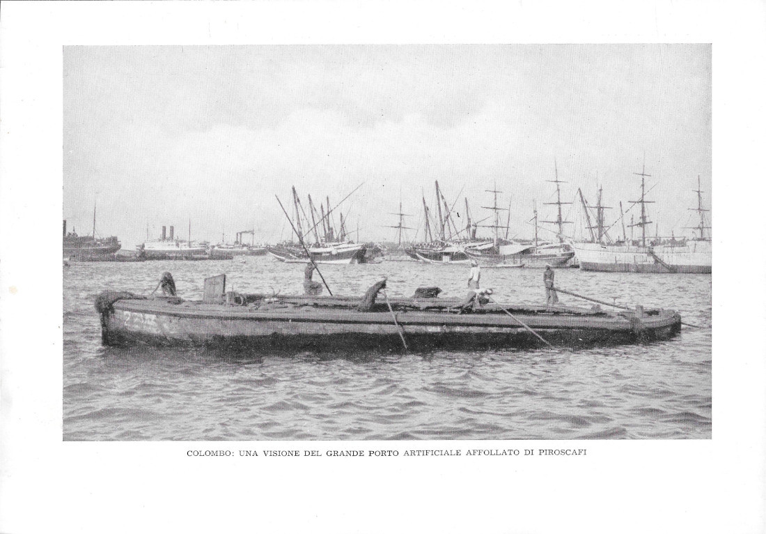 Colombo, una visione del grande porto artificiale affollato di piroscafi …
