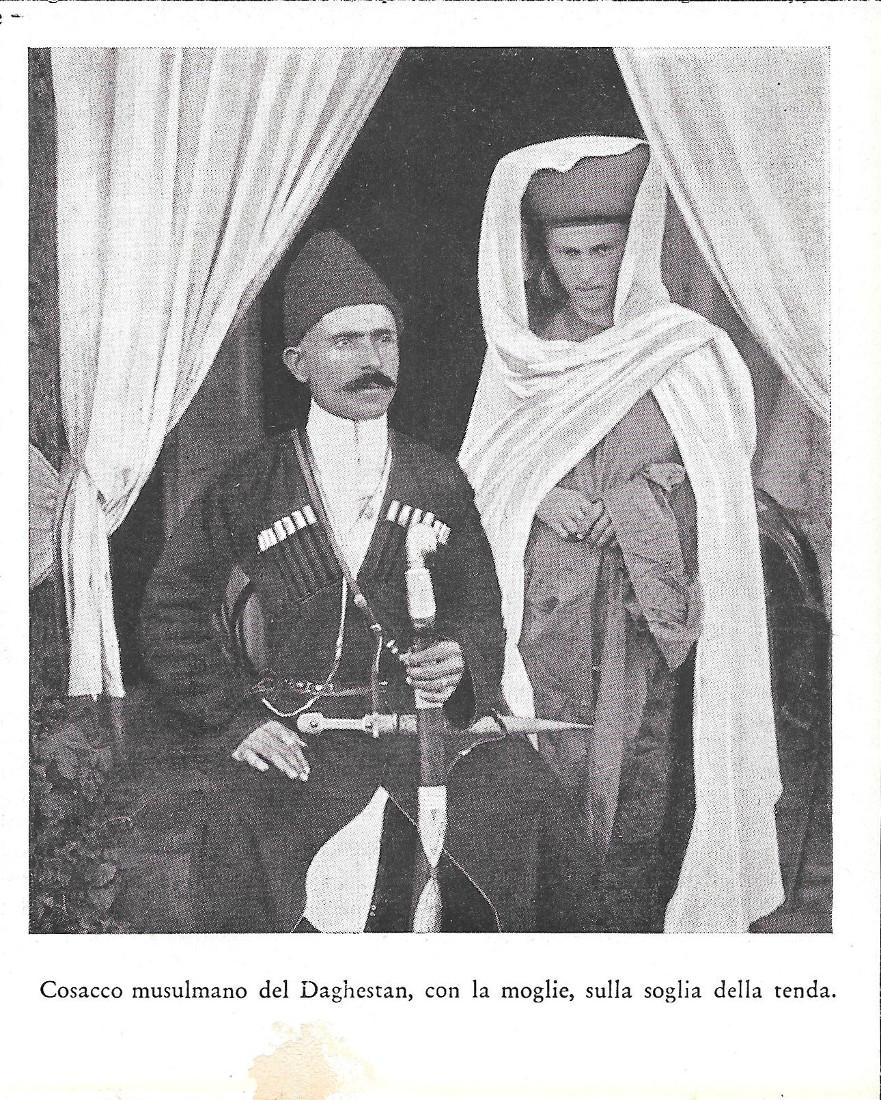 Cosacco musulmano del Daghestan, con la moglie, sulla soglia della …