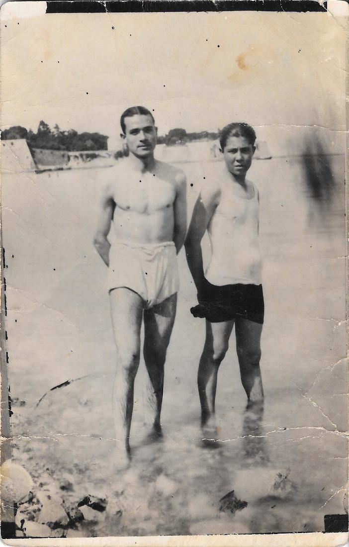Due persone al mare (Trani 1931?). Non viaggiata