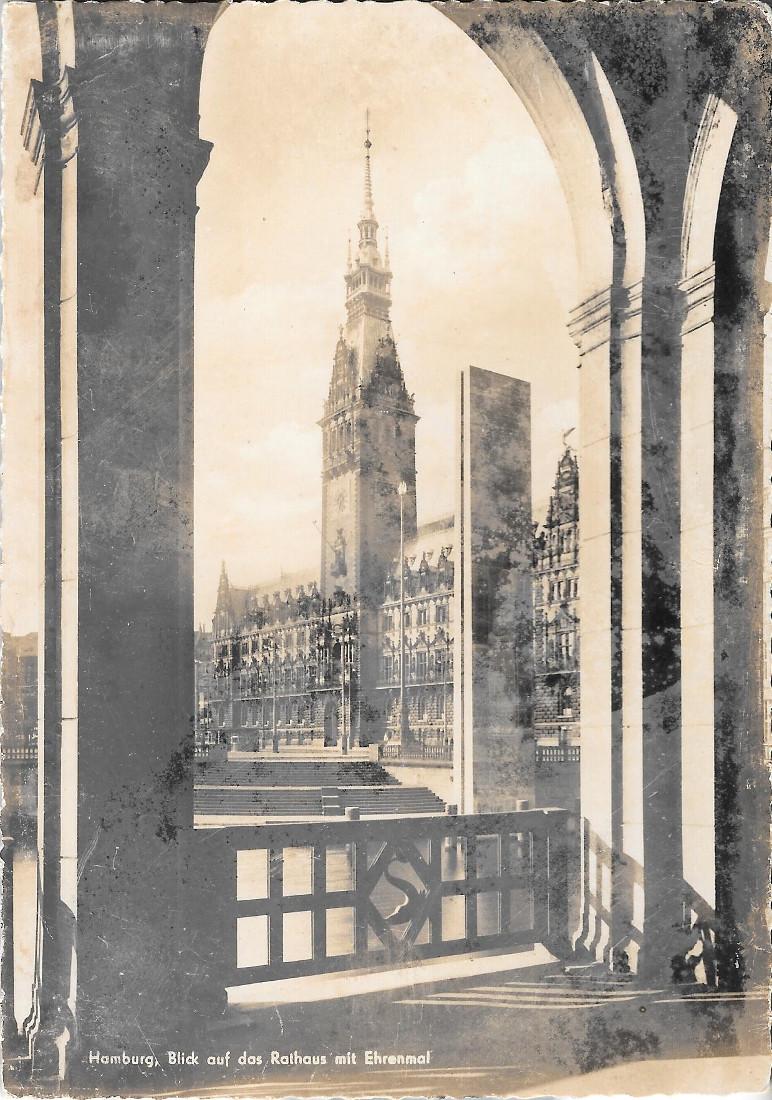 Hamburg, Blick auf das Rathaus mit Ehrenmal. Non viaggiata