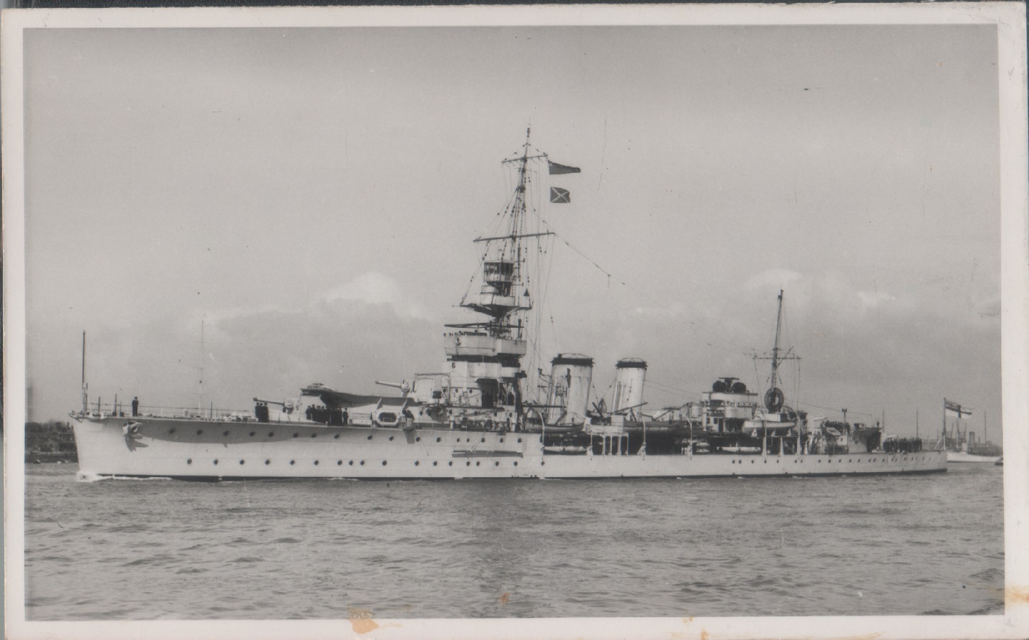 HMS Curacoa (D41). Photo