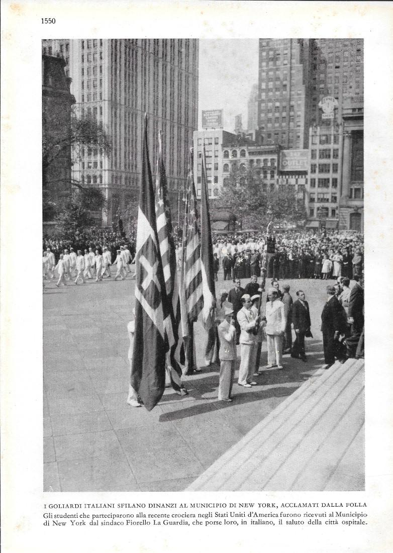 I Goliardi Italiani sfilano dinanzi al Municipio di New York. …