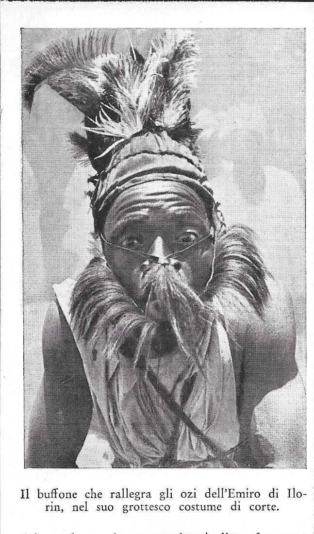 Il grottesco costume del buffone che rallegra l'Emiro di Ilorin …