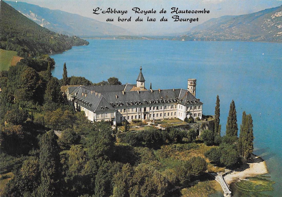 L'abbaye Royal de Hautecombe au bord du lac du Bourget. …
