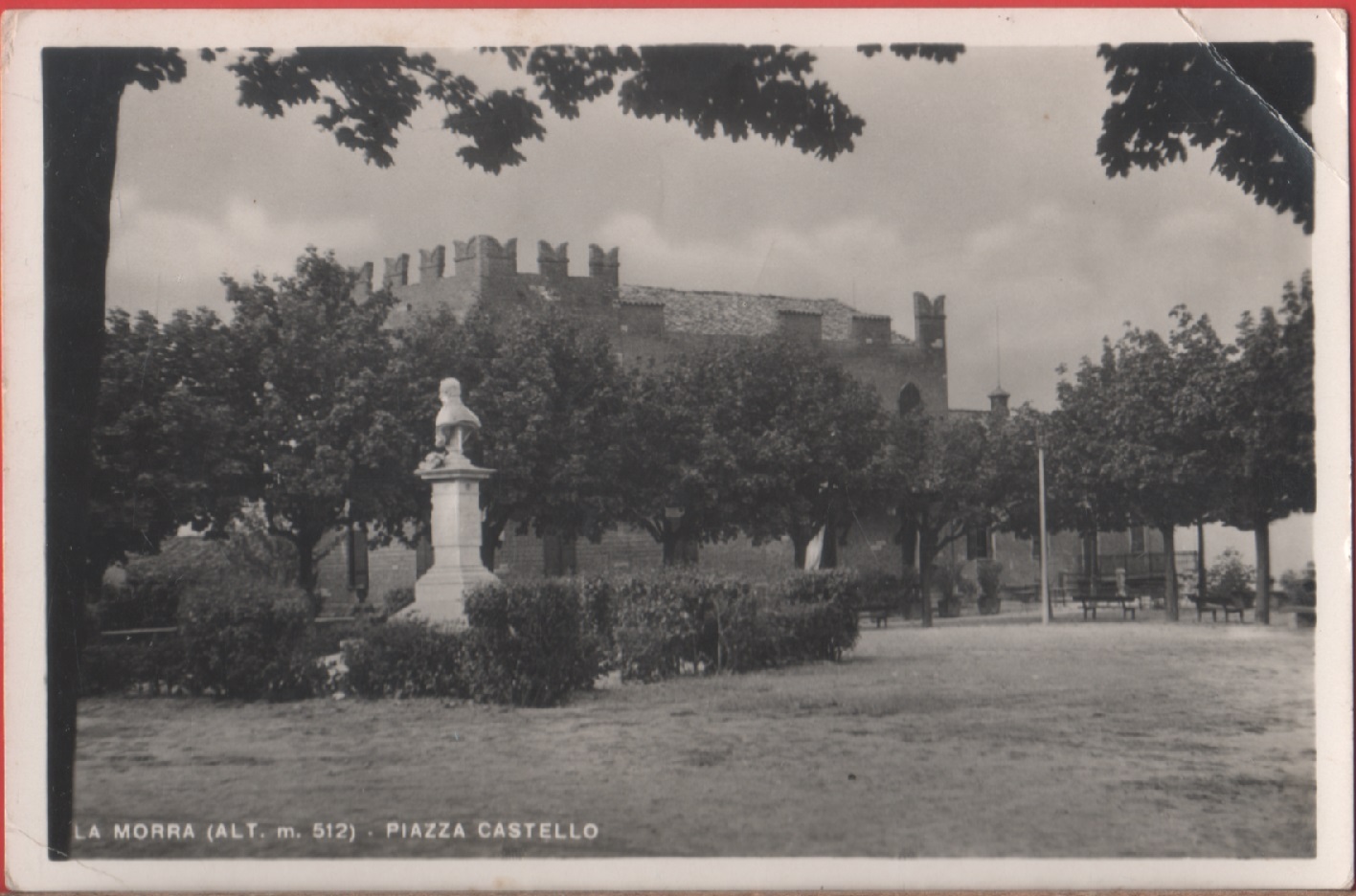La Morra (CN). Piazza Castello. Non viaggiata