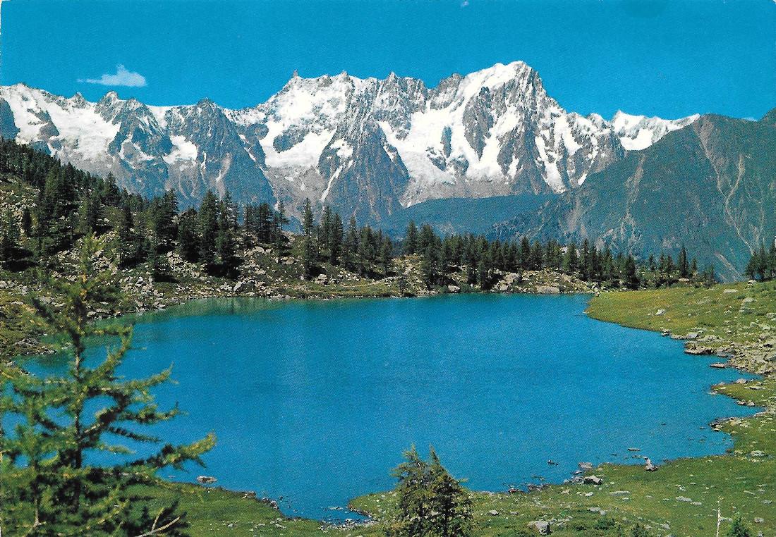 Lago d'Arpy, sullo sfondo la catena del M. Bianco. Non …