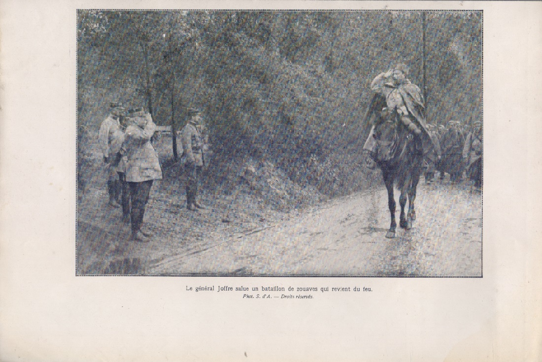 Le general Joffre salue un battailon de zouaves qui revinet …