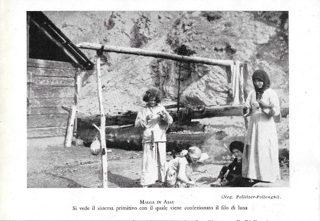 Malga in Asau. Confezione del filo di lana. Stampa 1930