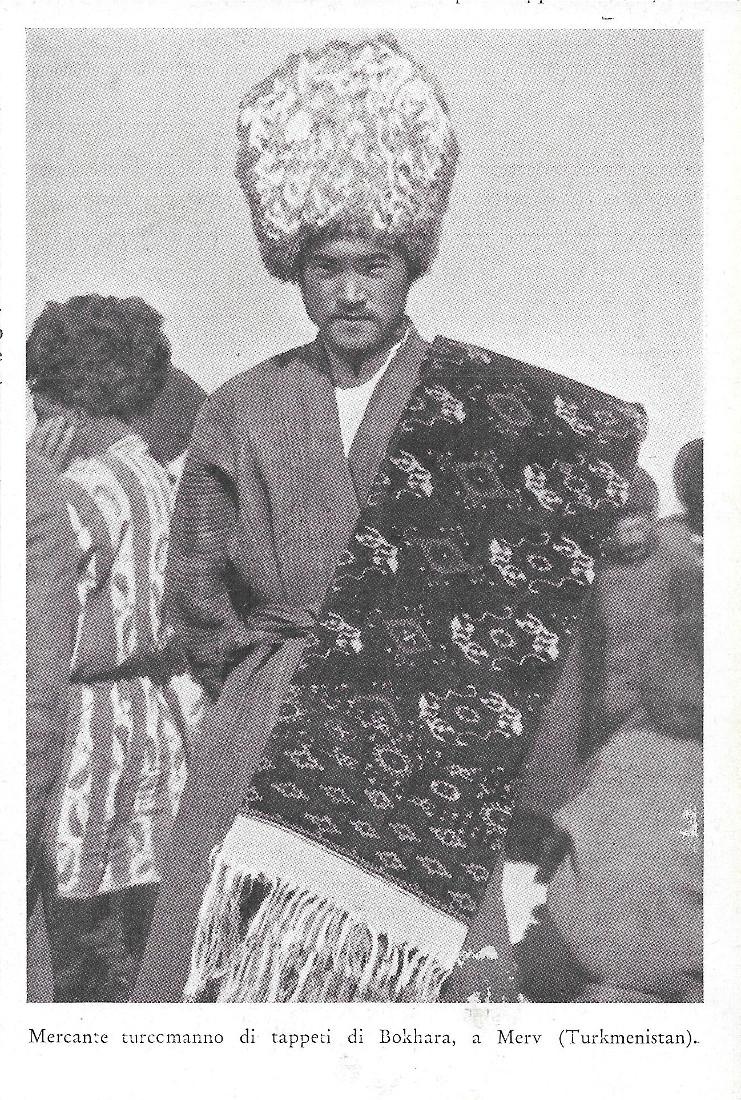 Mercante turcomanno di tappeti di Bokhara, a Merv (Turkmenistan). Stampa …
