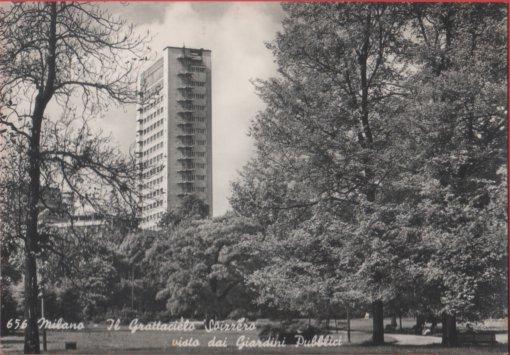 Milano. Il Grattacielo Svizzero visto dai Giardini Pubblici. Non viaggiata