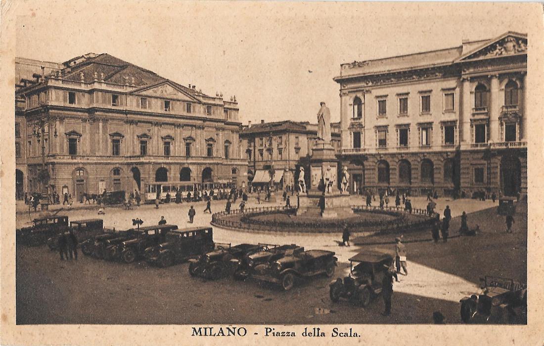 Milano. Piazza della Scala. Non viaggiata, originale. Auto, animata