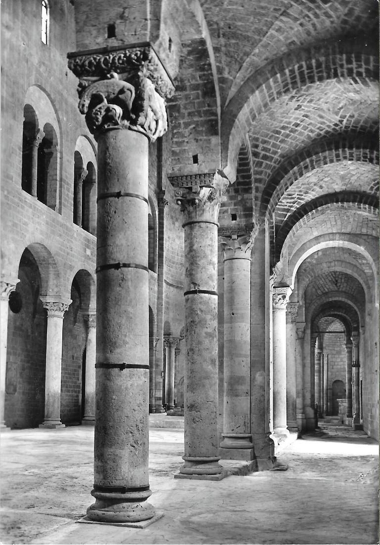 Montalcino. Abbazia di S. Antimo, navata destra. ed. Alterocca. Non …