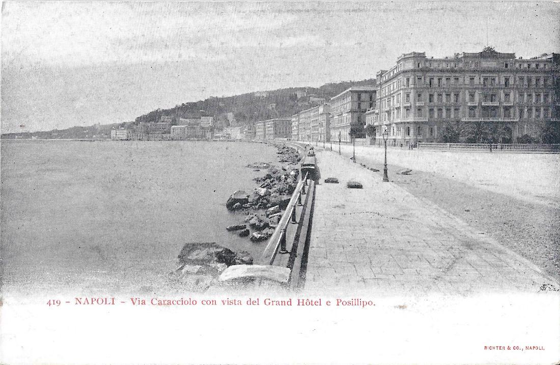 Napoli. Via Caracciolo con vista del Grand Hotel e Posillipo. …