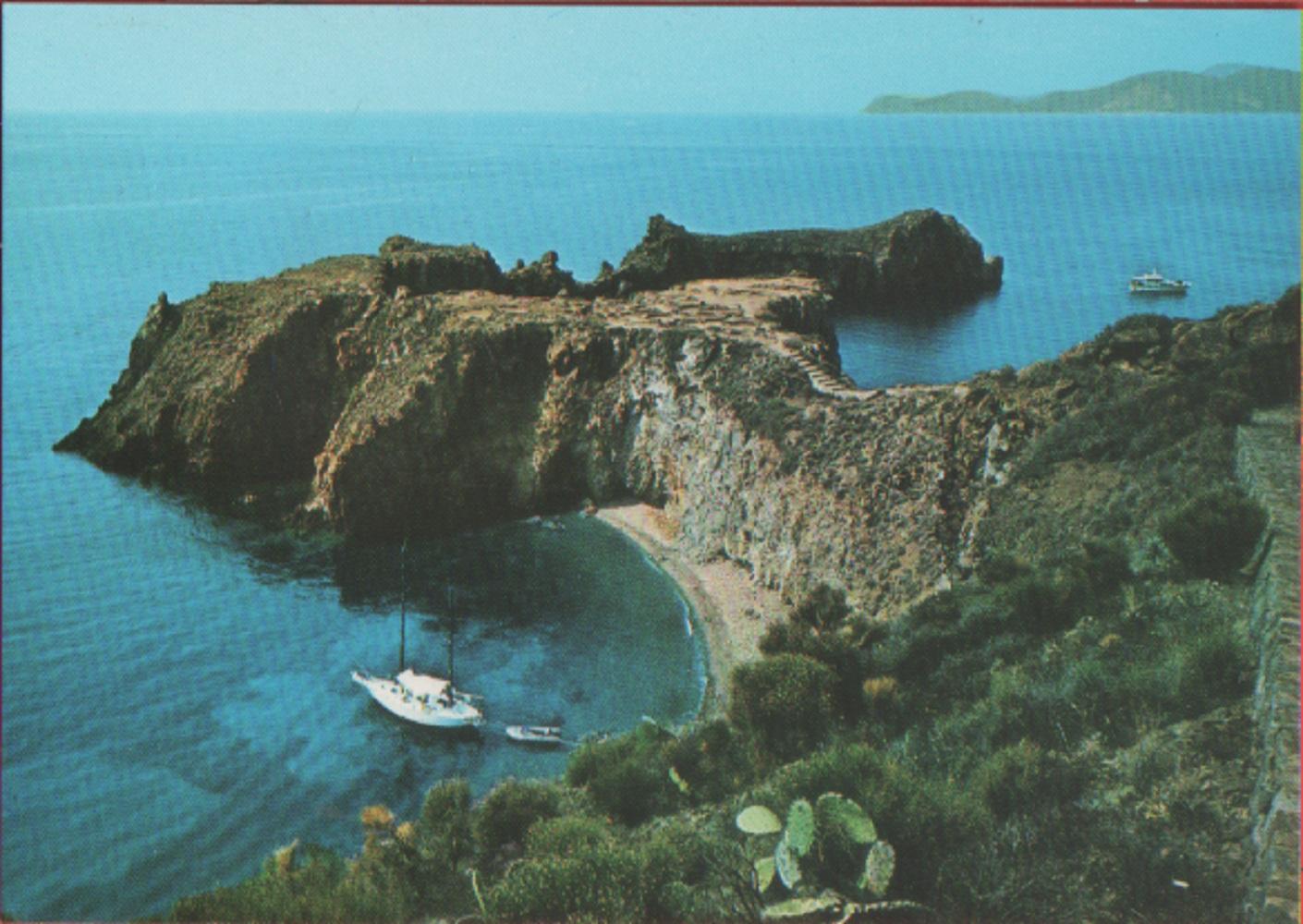 Panarea. Il promontorio Punta Milazzese con il villaggio preistorico. Non …
