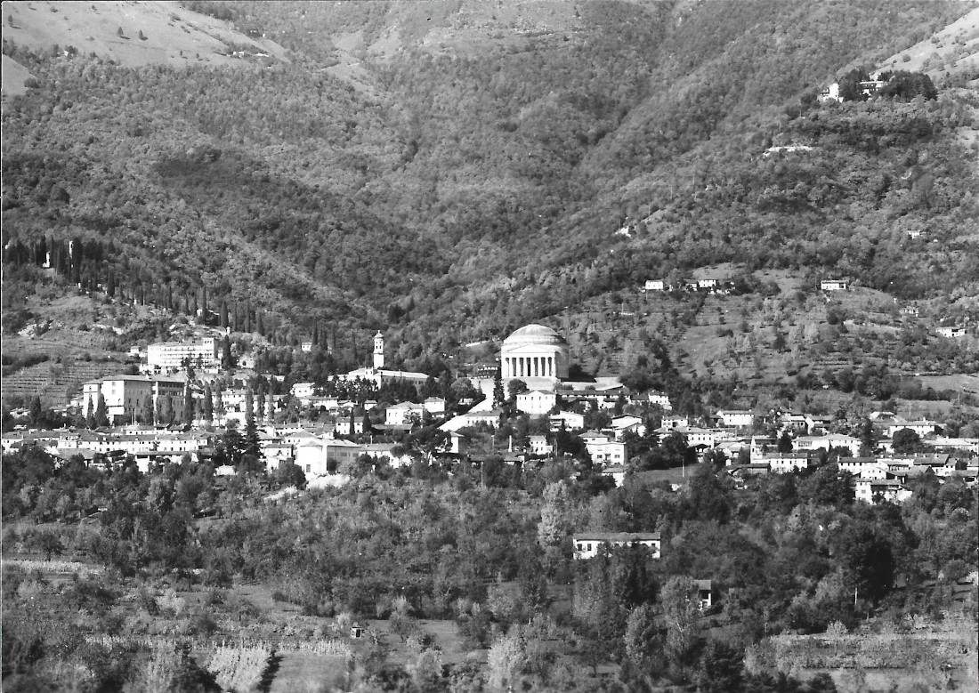 Possagno del Canova (TV) Panorama col Tempio.. Non viaggiata
