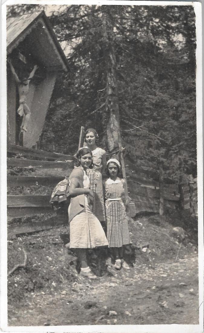 Post card. Ragazze davanti edicola votiva. Non viaggiata