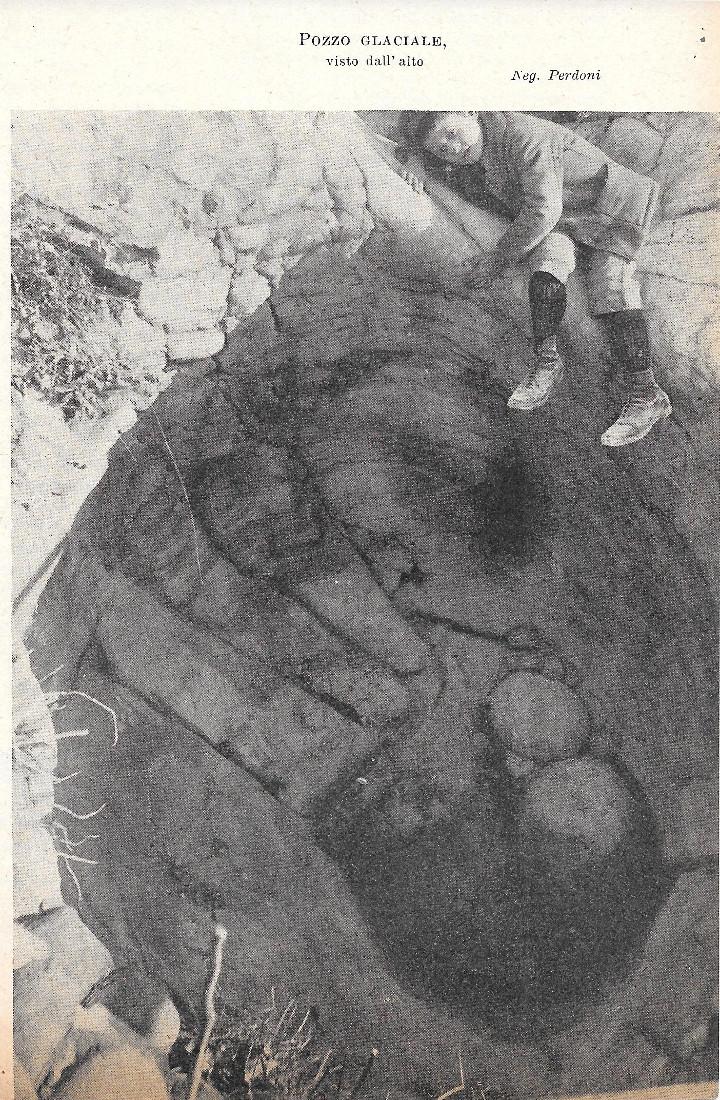 Pozzo glaciale di Nago (TN) visto dall'alto. Stampa1935