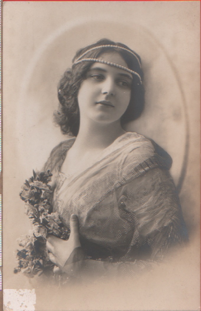 Ragazza con fili di perle tra i capelli- Non viaggiata