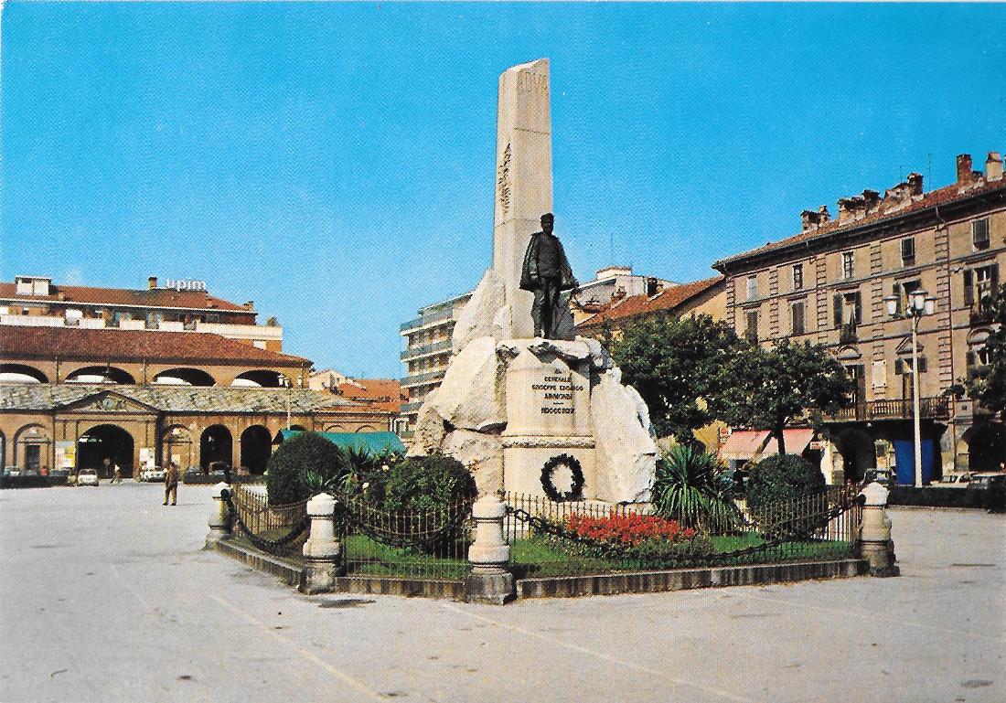 Savigliano. Piazza del Popolo. Monumento gen. Arimondi. Non viaggiata