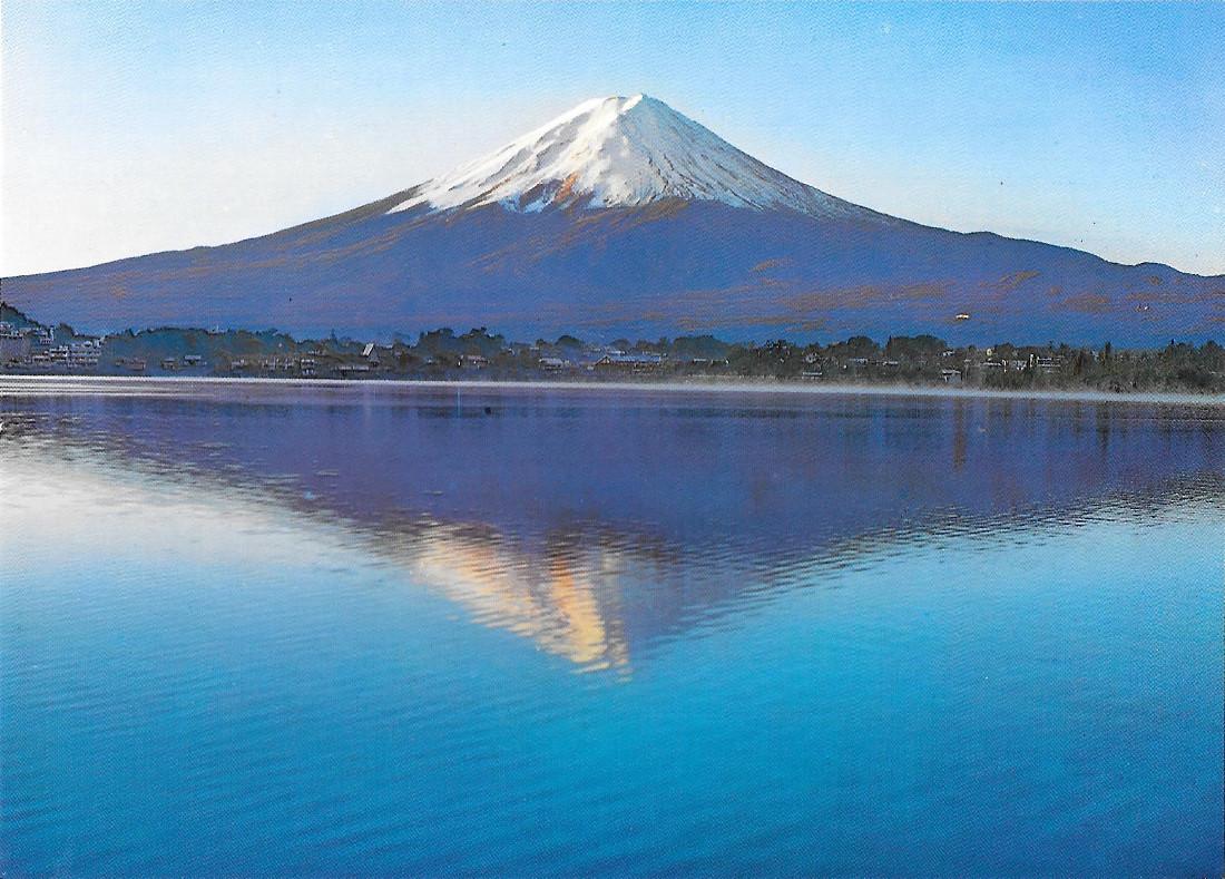 Shadow of Mt Fuji on Lake Kawaguchi. Non viaggiata
