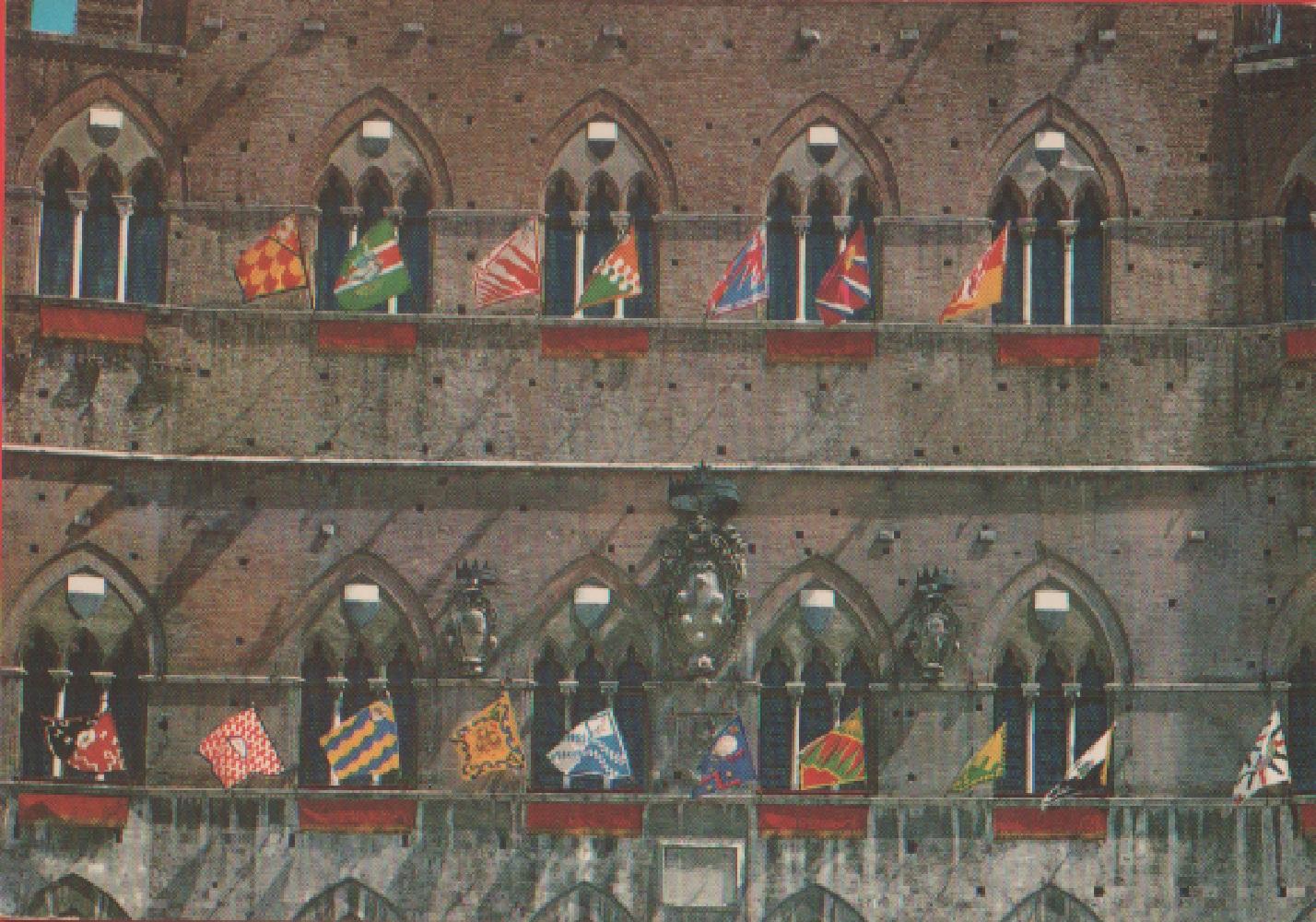 Siena. Palazzo comunale con le 17 bandiere delle Contrade. Non …
