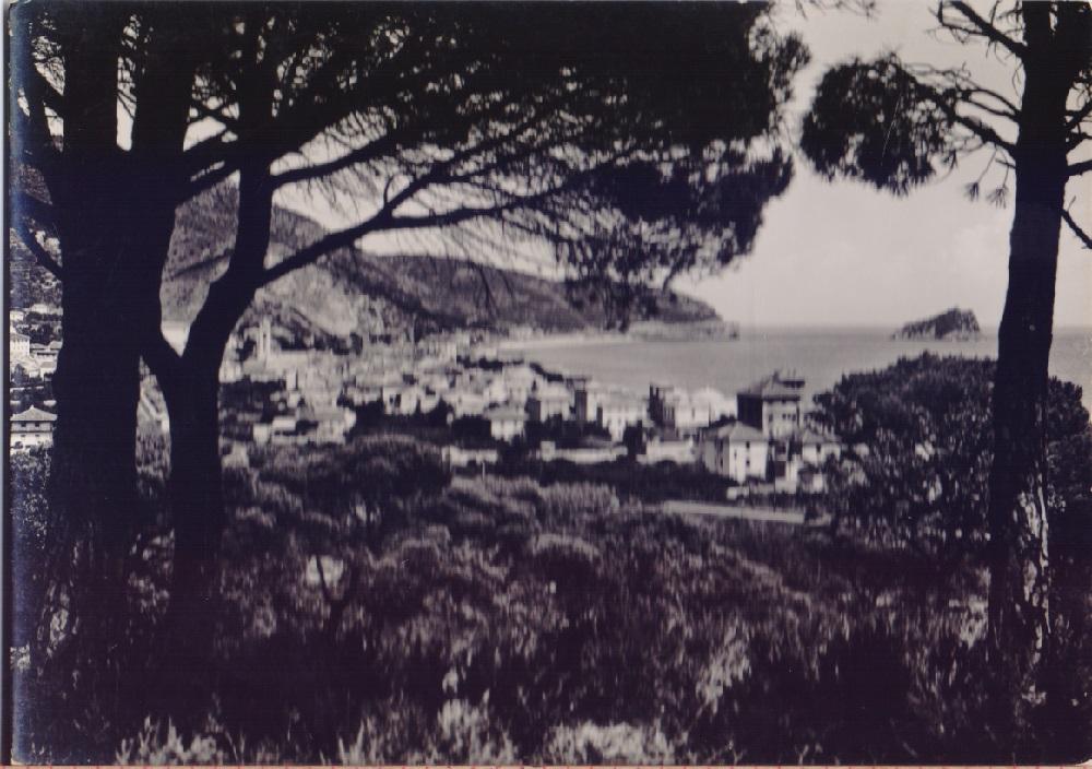 Spotorno. Veduta panoramica. Isola di Bergeggi. Non viaggiata