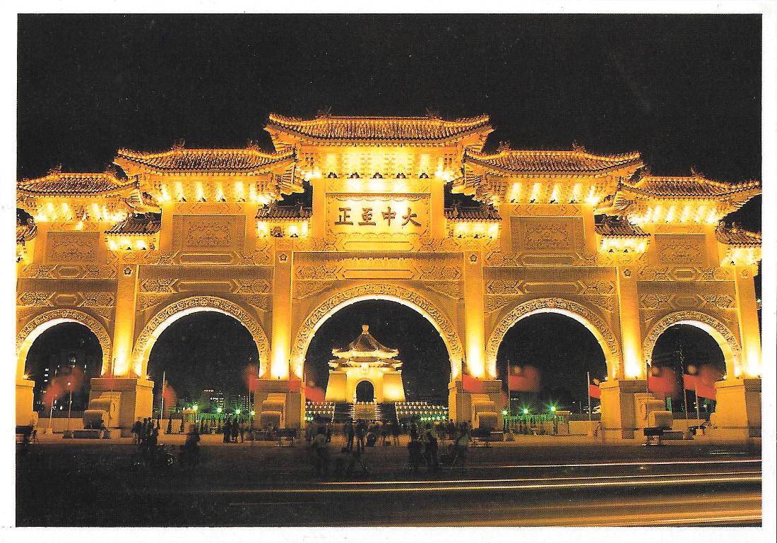 Taipei. Chiang Kai-Shek Memorial Hall by night . Non viaggiata