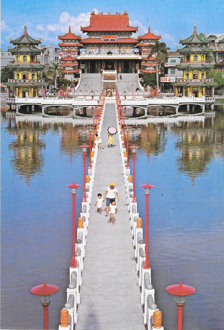 Taiwan. Kaohsiung. Shrine af Kuan-Kunh with Spirng and Autumn Pavillons. …