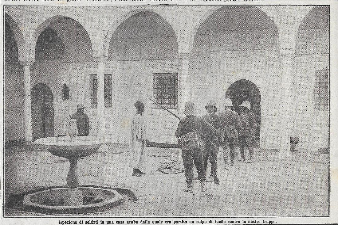 Tripoli. Ispezioni di soldati in una casa araba. Stampa 1911